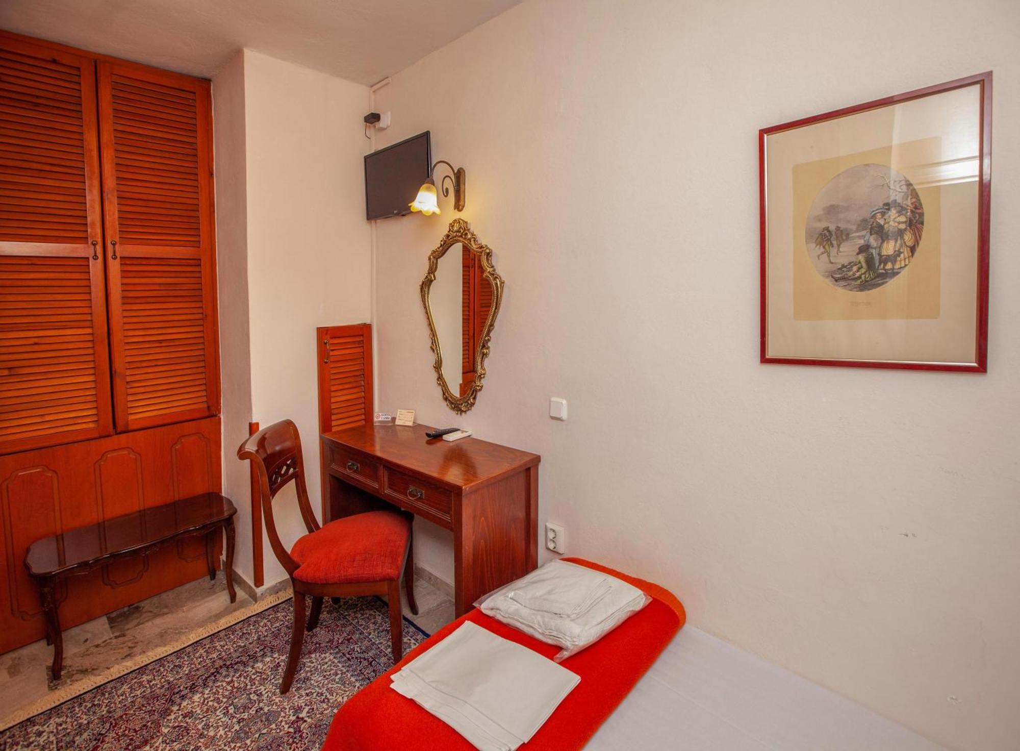 Byron Traditional Hotel Нафплион Стая снимка